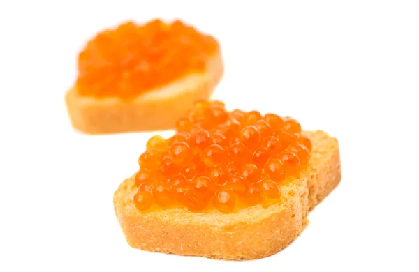 Pain grillé au caviar rouge isolé — Photo
