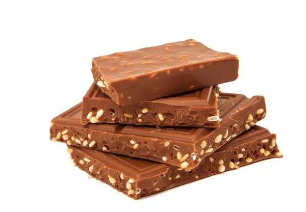 Chocolade met sesamzaadjes geïsoleerd — Stockfoto