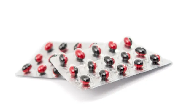 Medicin piller förpackade i blåsor isolerade — Stockfoto