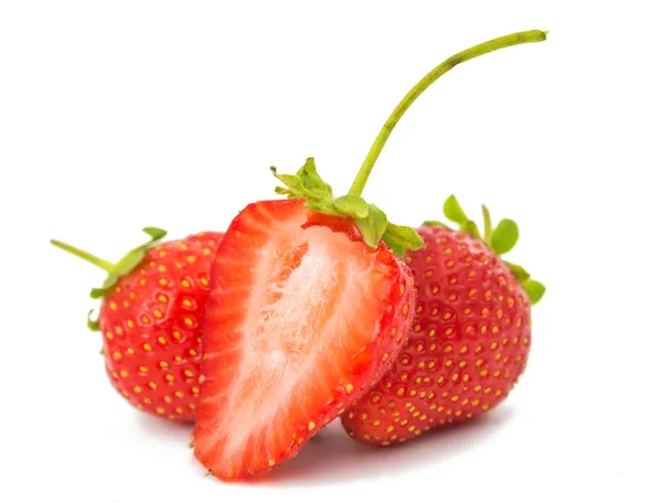 Schöne Erdbeeren isoliert — Stockfoto