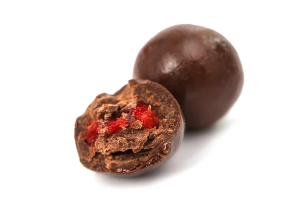 Krople czekoladowe cukierki z wiśni na białym tle — Zdjęcie stockowe