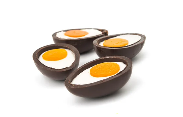 Jajka z czekolady na białym tle — Zdjęcie stockowe