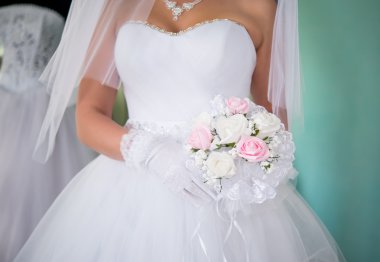 Gelinlik giymiş gelin