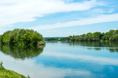 Dinyester Nehri