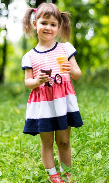 Kleines Mädchen mit Seifenblasen — Stockfoto