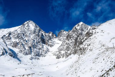 Güneşli bir kış gününde Slovakya 'da kayak merkezi 