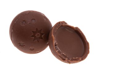 Beyaz arka planda izole çikolatalı trüf. 