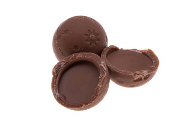 Beyaz arka planda izole çikolatalı trüf. 