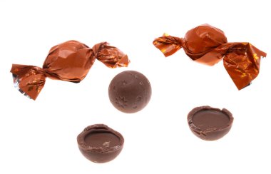 Beyaz arka planda izole çikolatalı trüf. 