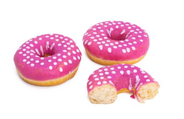 Pembe jöleli çörekler beyaz arka planda izole edilmiş. 