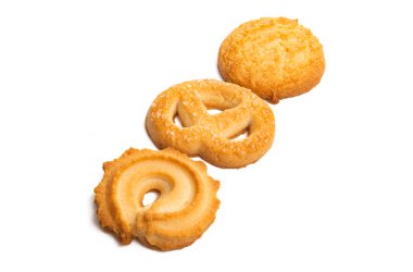 Beyaz arkaplanda izole edilmiş tereyağlı kurabiyeler 