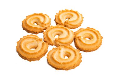 Beyaz arkaplanda izole edilmiş tereyağlı kurabiyeler 