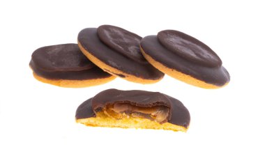 Beyaz arka planda jöleli bisküvi. 