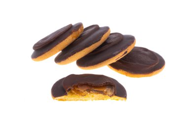 Beyaz arka planda jöleli bisküvi. 