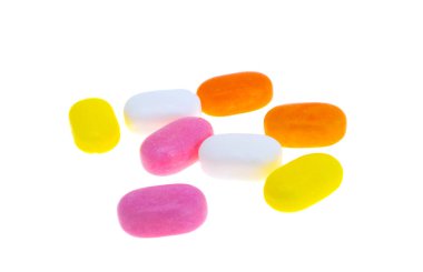 Beyaz arka planda izole edilmiş haplar 