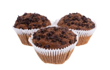 Beyaz arka planda izole edilmiş çikolatalı kekler. 