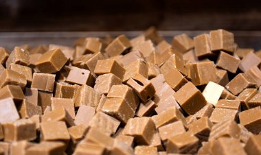 Dükkanda bir sürü tatlı var. 