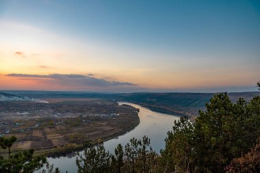 Dinyester Nehri'nin sonbahar manzara 