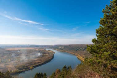 Dinyester Nehri'nin sonbahar manzara 