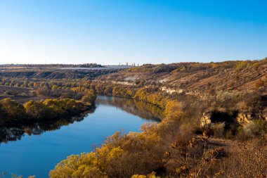 Dinyester Nehri'nin sonbahar manzara 