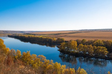 Dinyester Nehri'nin sonbahar manzara 