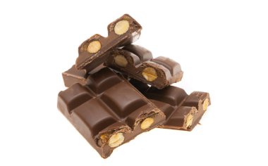 Beyaz arka planda fındıklı çikolata 