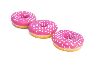 Pembe jöleli çörekler beyaz arka planda izole edilmiş. 