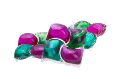 Beyaz arka plan üzerinde izole yıkama kapsül 