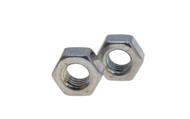 Metal cevizler beyaz arkaplanda izole 