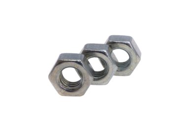 Metal cevizler beyaz arkaplanda izole 