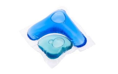 çamaşır kapsülleri beyaz arkaplanda izole 