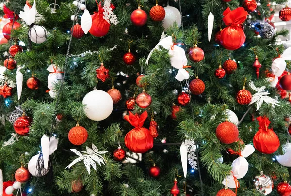 Noel Ağacının Arka Planında Noel Oyuncaklarıyla — Stok fotoğraf