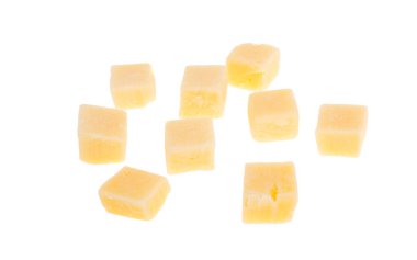 Beyaz arkaplanda izole edilmiş peynir küpleri 