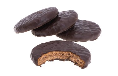 Beyaz arka planda izole edilmiş çikolata kaplı kurabiyeler. 