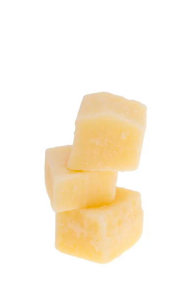 在白色背景上分离的奶酪立方体 — 图库照片