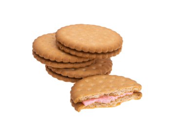 Beyaz arka planda izole edilmiş çilek kremalı duble bisküvi.