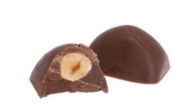 Beyaz arka planda fındıklı çikolata şekerlemeleri 