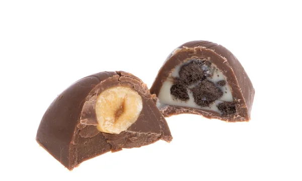 Chocolade Snoepjes Met Noten Geïsoleerd Witte Achtergrond — Stockfoto