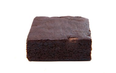 Çikolatalı kek üzerine beyaz izole.