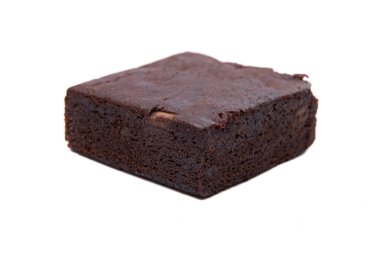 Çikolatalı kek üzerine beyaz izole.