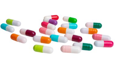 Beyaz arka planda izole edilmiş haplar