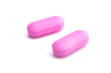 Beyaz arka planda izole edilmiş haplar