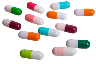 Beyaz arka planda izole edilmiş haplar