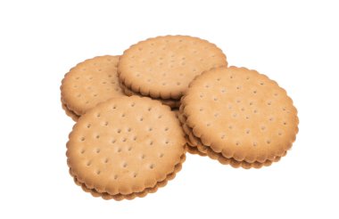 Beyaz arka planda izole edilmiş çilek kremalı duble bisküvi.