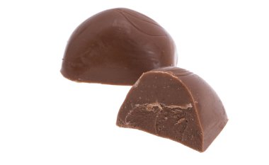 Beyaz arka planda izole çikolatalar 