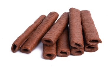 Çikolata ruloları beyaz arkaplanda izole
