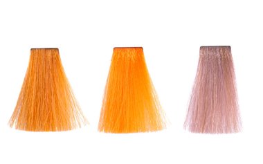 Boyalı saç bukleleri beyaz arkaplanda izole edilmiş. 