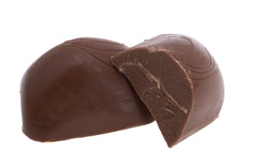 Beyaz arka planda izole çikolatalar 
