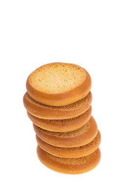 Beyaz arkaplanda küçük kızarmış ekmekler izole edilmiş 