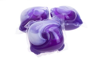 çamaşır kapsülleri beyaz arkaplanda izole 